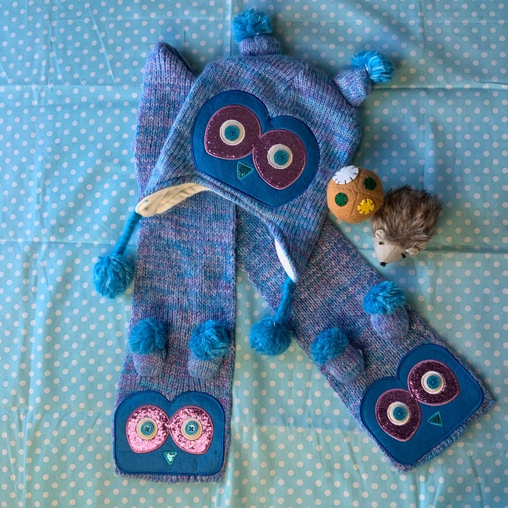 Adorable kids owl hat and scarf two piece set.